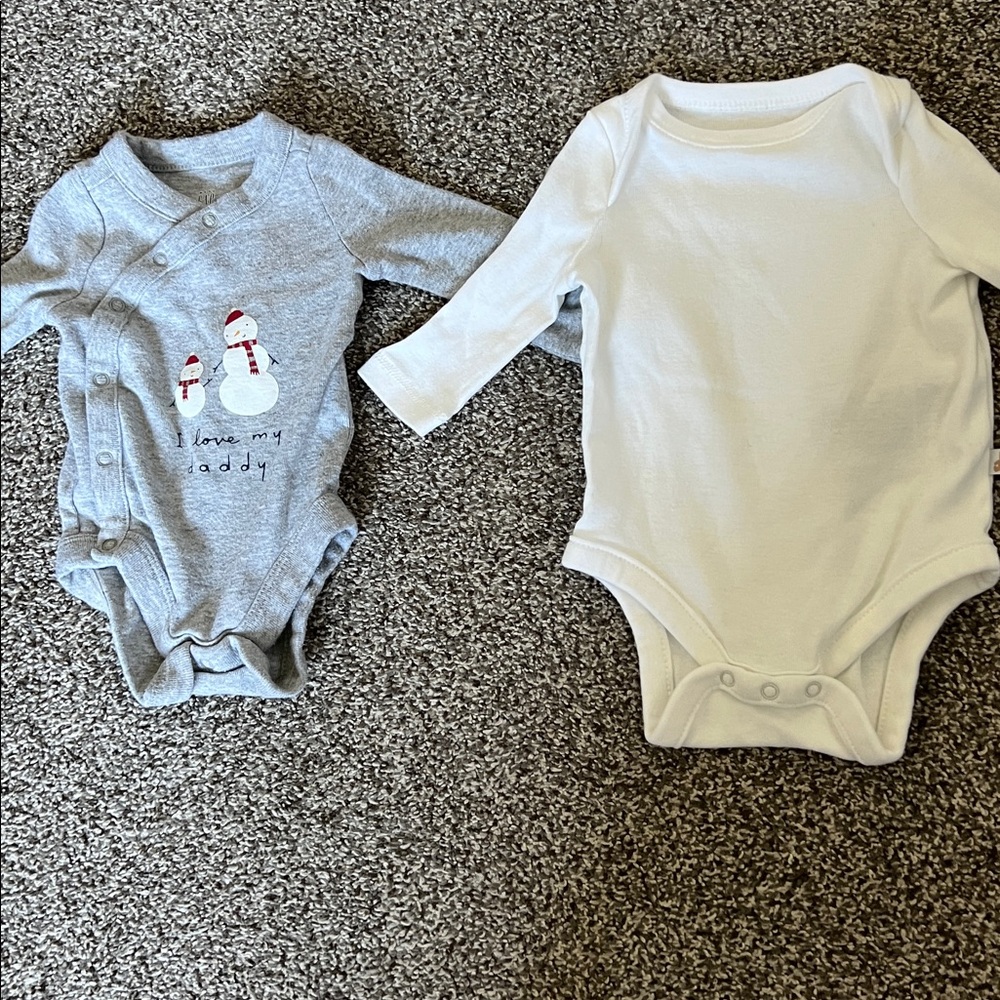 Like new/new super soft Baby Gap ‘I love my daddy’ Xmas & solid white onesie set